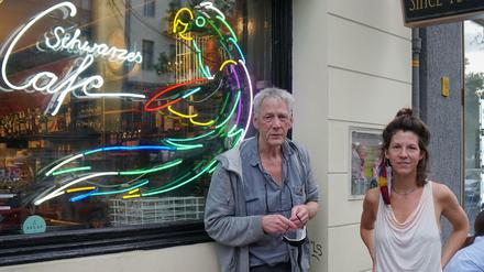 Betreiber Michael Dauer und seine Tochter Paula Trimbur hoffen auf die Spendenbereitschaft der Café-Fans.