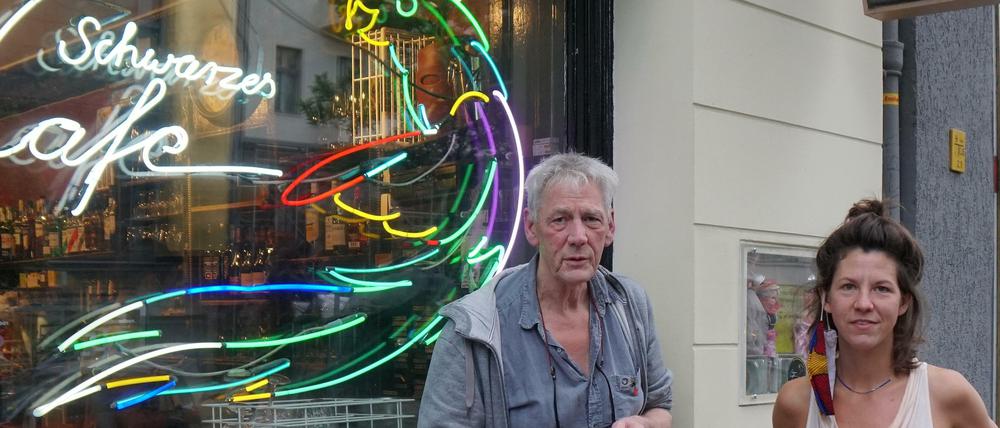 Betreiber Michael Dauer und seine Tochter Paula Trimbur hoffen auf die Spendenbereitschaft der Café-Fans.