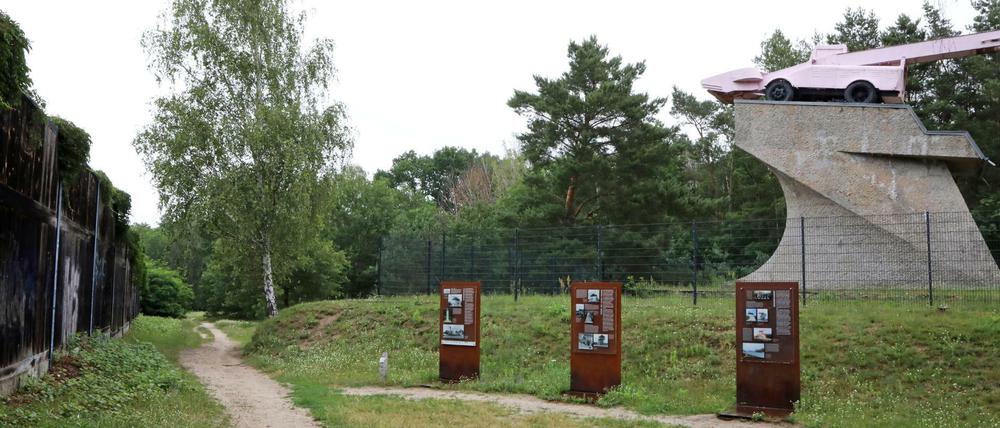 Das ehemalige sowjetische Panzerdenkmal - seit 1992 mit Schneelader - an der Avus bei Kleinmachnow/Dreilinden.