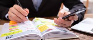 Einen gemeinsamen Termin zu vereinbaren, kann mitunter schwierig sein (Symbolbild).