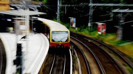Ringbahn S41 der Berliner S-Bahn. Pünktlich? Ist alles unter vier Minuten Verspätung.