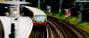 Ringbahn S41 der Berliner S-Bahn. Pünktlich? Ist alles unter vier Minuten Verspätung.