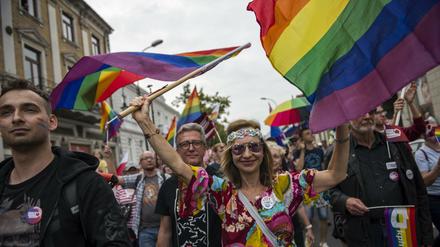 Vielen Menschen in Polen stehen gegen LGBT-Feindlichkeit ein. Wie diese Demonstrierenden 2019 in Plock.
