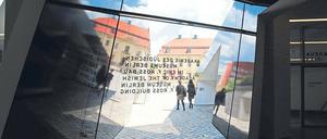 Blick aus dem Neubau auf den Altbau des Jüdischen Museums in Berlin.