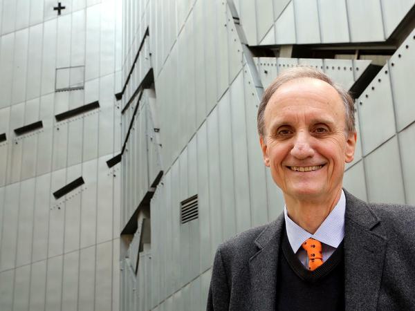 Porträtfoto von Peter Schäfer vor dem Neubau des Jüdischen Museums.