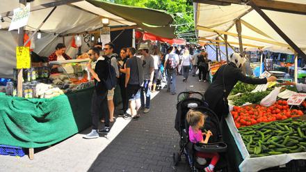 Der Wochenmarkt am Maybachufer ist beliebt. Wegen Corona gelten auch hier jetzt Abstandsregeln.
