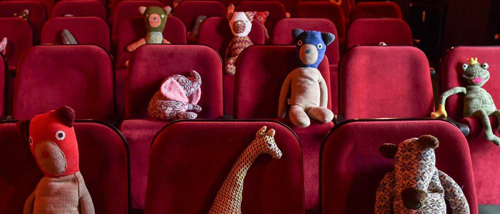 Kino mit Abstand am besten: Plüschtiere als Abstandhalter im Berliner Programmkino "Klick". 