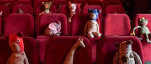Kino mit Abstand am besten: Plüschtiere als Abstandhalter im Berliner Programmkino "Klick". 