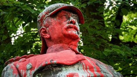 Eine mit roter Farbe beschmierte Bismarck-Statue in Hamburg-Altona.