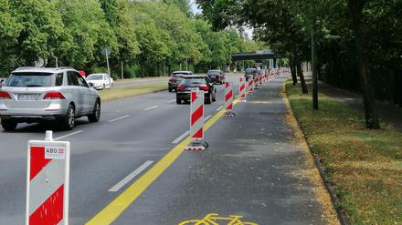 Auf der B96a Richtung Schönefeld ist der erste Pop-up-Radweg im Südosten entstanden. 