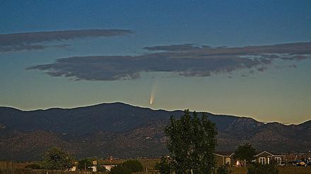 Komet Neowise ist in der Morgendämmerung über Santa Fee (New Mexico) zu sehen.