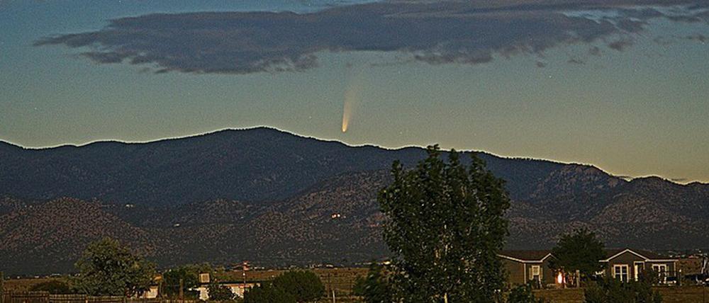 Komet Neowise ist in der Morgendämmerung über Santa Fee (New Mexico) zu sehen.