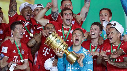 Da ist das Ding: Der FC Bayern feiert den Pokaltriumph.