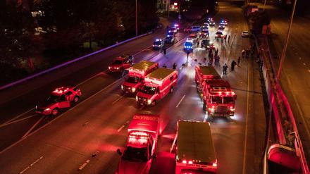 Ein Mann wurde verhaftet, nachdem er in eine protestbedingte Barrikade in Seattle gefahren ist.