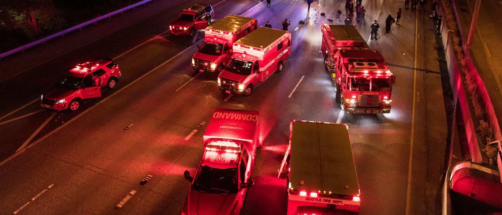 Ein Mann wurde verhaftet, nachdem er in eine protestbedingte Barrikade in Seattle gefahren ist.