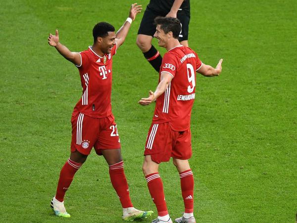 Komm in meine Arme: Serge Gnabry (links) und Robert Lewandowski trafen beide im Pokalfinale.