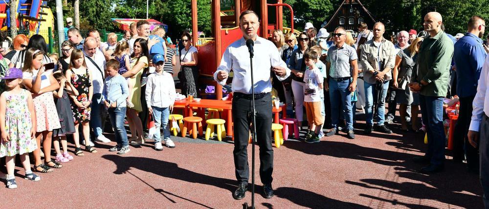 Wahlkampf auf einem Spielplatz: Präsident Andrzej Duda am Wochenende in Niederschlesien.