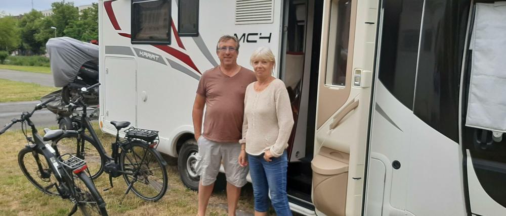 Touristen wie Jean und Sylvie Weertz starten vom Rande des einstigen Flughafens aus ihre Berlin-Erkundungen. 