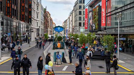 Die Friedrichstraße wird auf einem Teilstück zur autofreien Zone erklärt und damit zur Flaniermeile für Fußgänger.