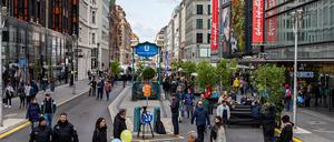 Die Friedrichstraße wird auf einem Teilstück zur autofreien Zone erklärt und damit zur Flaniermeile für Fußgänger.