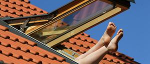 Im Dachgeschoss wird's heiß - dagegen gibt's mehrere Mittel, nicht nur Lüften.