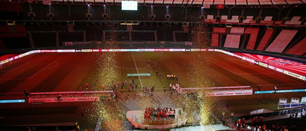 Feiern vor leeren Rängen beim DFB-Pokalfinale Leverkusen gegen Bayern am Sonntagabend im Olympiastadion