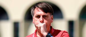 Bei einem Protest gegen Quarantänemaßnahmen am 19. April 2020 spricht Bolsonaro zu seinen Anhängern - und hustet. 