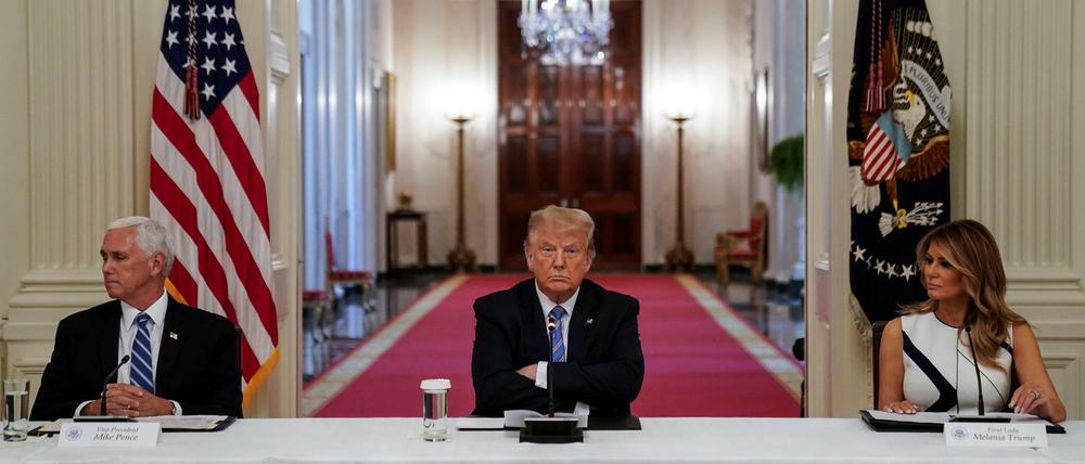 US-Präsident Donald Trump mit seiner Frau Melania und Vizepräsident Mike Pence am Dienstag im East Room des Weißen Hauses. 
