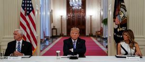 US-Präsident Donald Trump mit seiner Frau Melania und Vizepräsident Mike Pence am Dienstag im East Room des Weißen Hauses. 
