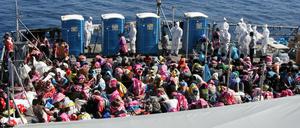 Dieses Bild zeigt eine ähnliche Situation an Bord eines Rettungsschiffs 30 Seemeilen nordwestlich der Stadt Abu Kammash in Libyen. Allerdings gibt es an Bord der MV "Talia" weder Schutzanzüge, noch mobile Toilettenkabinen.