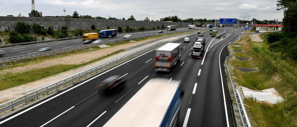 Der Verkehr fließt über die achtstreifige Erweiterung der Autobahn A10 zwischen Potsdam und Nuthetal. F