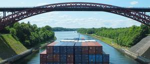 Das Containerschiff «Independent Concept» fährt auf dem Nord-Ostsee-Kanal bei Kiel unter der Levensauer Hochbrücke. 