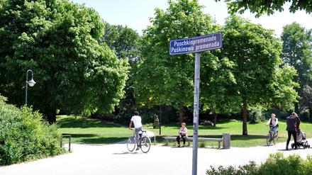 Der Puschkinpark und die Puschkinpromenade in der Innenstadt in Cottbus.