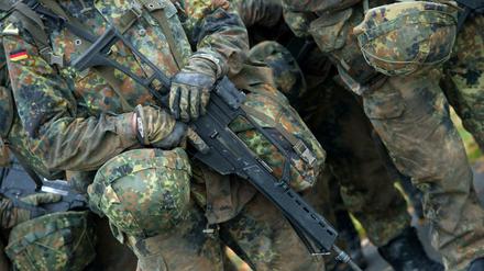Soldaten in der Grundausbildung auf dem Gelände der Marinetechnikschule (MTS) in Parow.