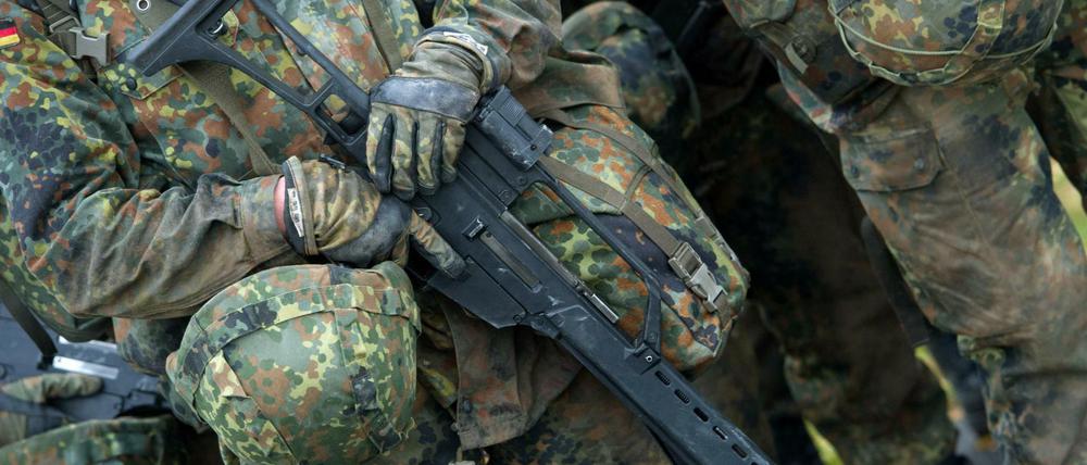 Soldaten in der Grundausbildung auf dem Gelände der Marinetechnikschule (MTS) in Parow.