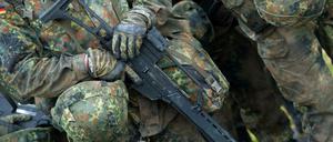 Soldaten in der Grundausbildung auf dem Gelände der Marinetechnikschule (MTS) in Parow.
