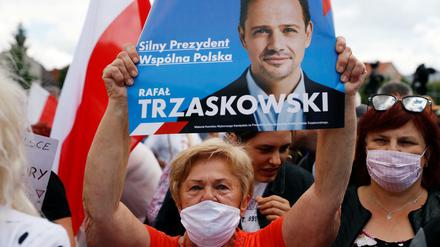 Kandidat und Anhängerinnen. Hat Warschaus Oberbürgermeister Rafal Trszaskowski gegen den amtierenden Ministerpräsidenten Andrzej Duda eine Chance? Aufnahme von einer Versammlung in Ciechanow am 9. Juli.