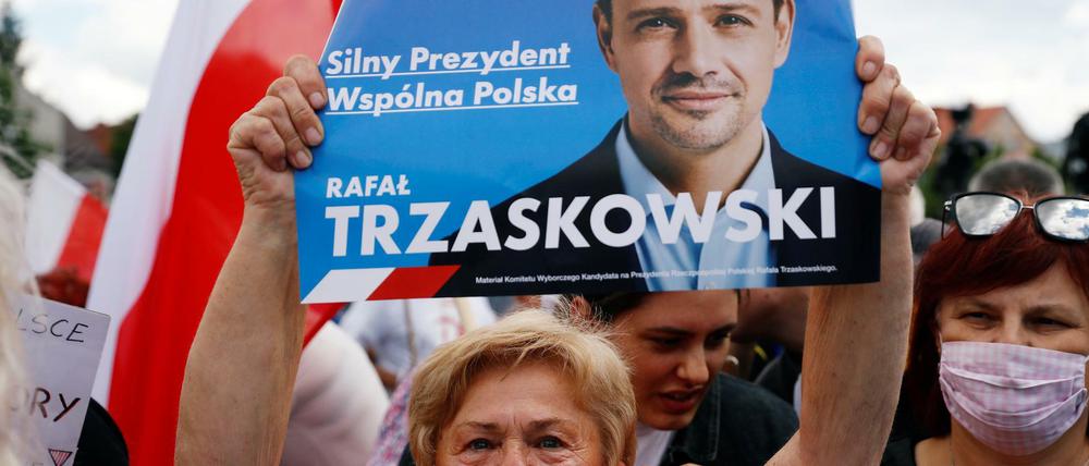 Kandidat und Anhängerinnen. Hat Warschaus Oberbürgermeister Rafal Trszaskowski gegen den amtierenden Ministerpräsidenten Andrzej Duda eine Chance? Aufnahme von einer Versammlung in Ciechanow am 9. Juli.