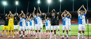 Dank an 800 Fans! Die Spieler der Grashopper Zürich nach dem 4:0 Sieg gegen Lausanne.