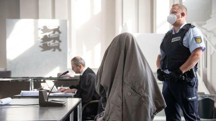 Der Angeklagte (M) im Prozess um einen sechsfachen Mord in Rot am See.