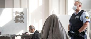 Der Angeklagte (M) im Prozess um einen sechsfachen Mord in Rot am See.