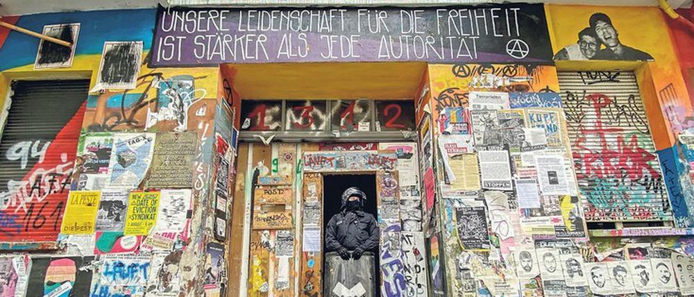 Polizeibeamte griffen am Freitag ein, als der neue Hausverwalter mit seinem Bautrupp im Haus unterwegs war.