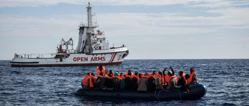 Übers Mittelmeer flüchten tausende Menschen und landen in den Lagern auf den griechischen Inseln, die bereits überfüllt sind. 
