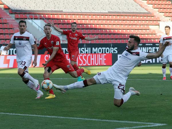 Das lange Bein: Fabian Schleusener erzielt den entscheidenden Treffer für Nürnberg.
