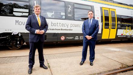 Bombardier-Werk in Hennigsdorf 2018: Enak Ferlemann (CDU, links), Staatssekretär im Bundesverkehrsministerium, und Michael Fohrer, Bombardier Deutschland-Chef, stehen neben dem neuen Batteriezuges Talent 3".