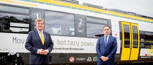 Bombardier-Werk in Hennigsdorf 2018: Enak Ferlemann (CDU, links), Staatssekretär im Bundesverkehrsministerium, und Michael Fohrer, Bombardier Deutschland-Chef, stehen neben dem neuen Batteriezuges Talent 3".