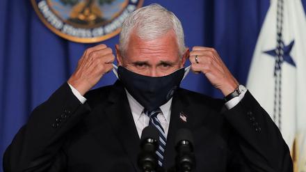 Vizepräsident Mike Pence bei der Pressekonferenz im Weißen Haus.iU.S. Vice President Mike Pence adjusts his protective face mask as he leads a White House coronavirus disease (COVID-19) task force briefing at the Education Department in Washington, U.S., July 8, 2020. REUTERS/Carlos Barria