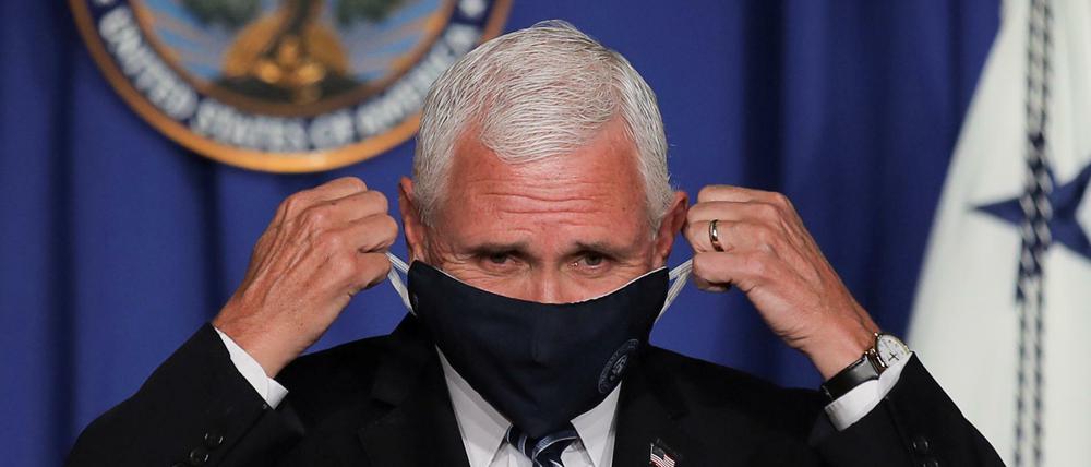 Vizepräsident Mike Pence bei der Pressekonferenz im Weißen Haus.iU.S. Vice President Mike Pence adjusts his protective face mask as he leads a White House coronavirus disease (COVID-19) task force briefing at the Education Department in Washington, U.S., July 8, 2020. REUTERS/Carlos Barria