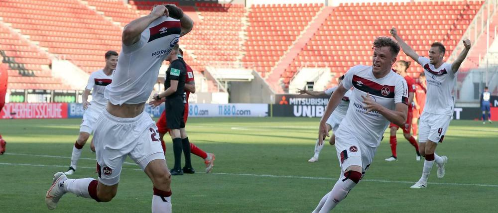 Trikot aus, Freude raus: Fabian Schleusener (links) wird durch seinen späten Treffer zu Nürnbergs Relegationsheld.