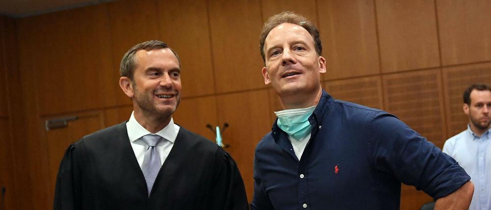 Alexander Falk (rechts) und sein Verteidiger Björn Gercke am Donnerstag im Frankfurter Gerichtssaal.